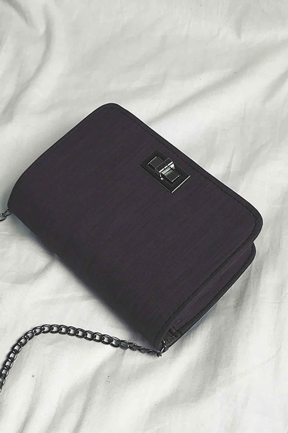 Black Textured Clip-lock Handbag - P22 - WHB0015