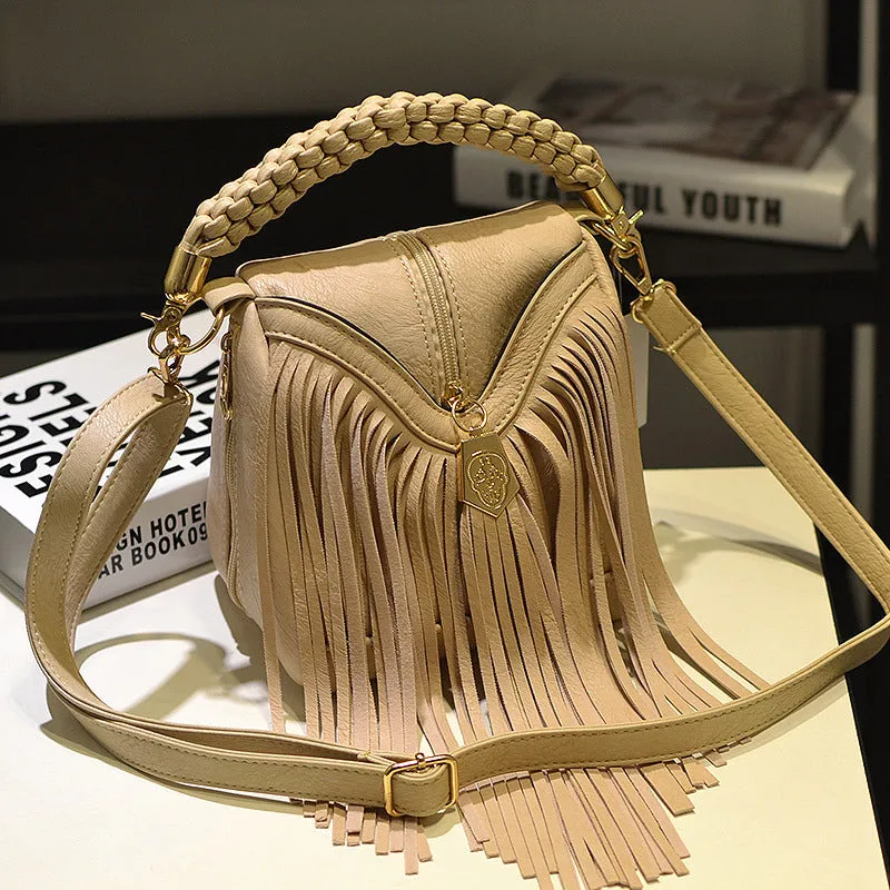 One-shoulder diagonal woven fringe handbag