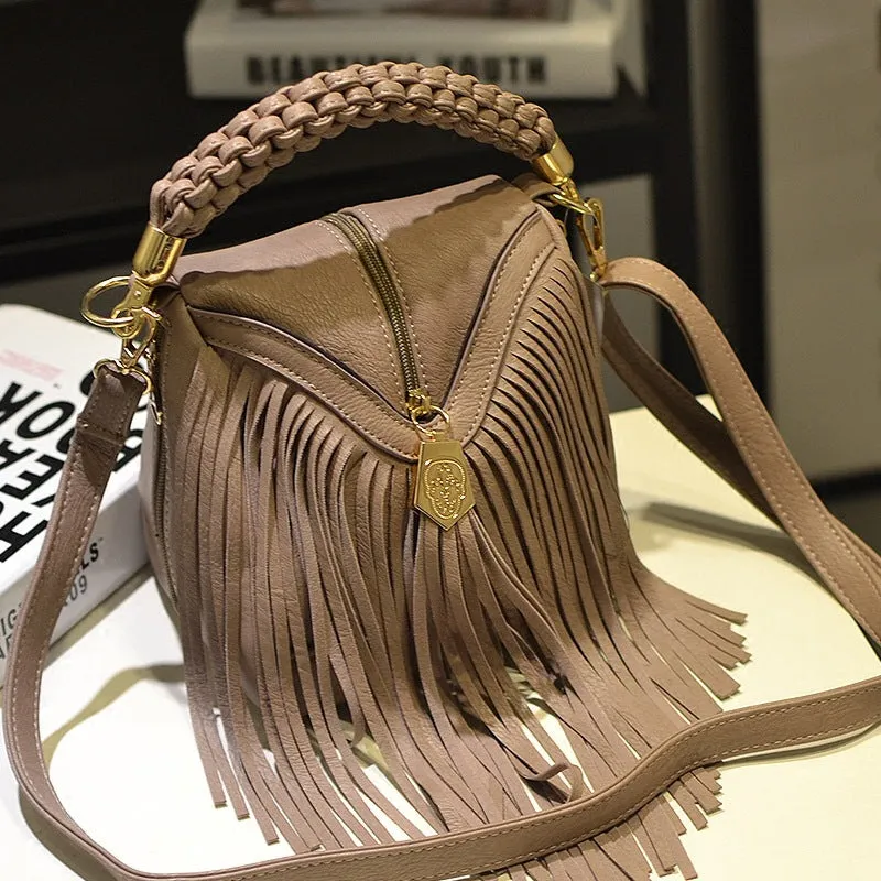 One-shoulder diagonal woven fringe handbag
