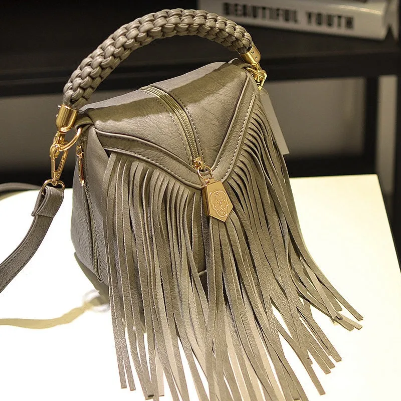 One-shoulder diagonal woven fringe handbag