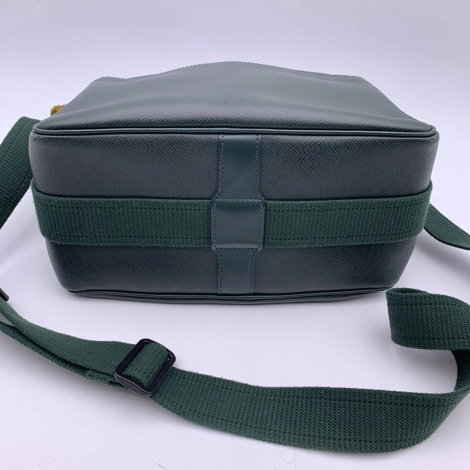 Trendy Inspired Louis Vuitton Green Taiga Leather Reporter Pm Messenger Bag